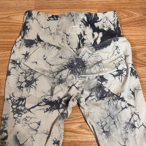 Peachy Bunz tie dye scrunch leggings 🩶